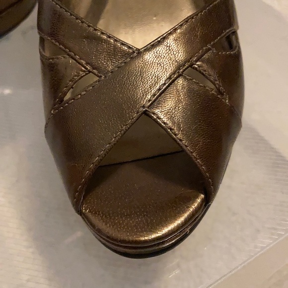 Beautiful bronze heels - Picture 3 of 6